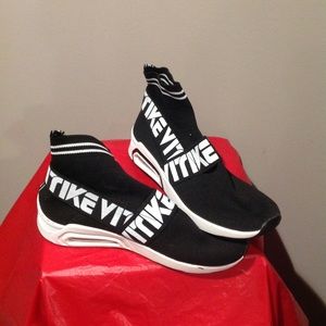 Women's Black and White Platform Air Sneakers